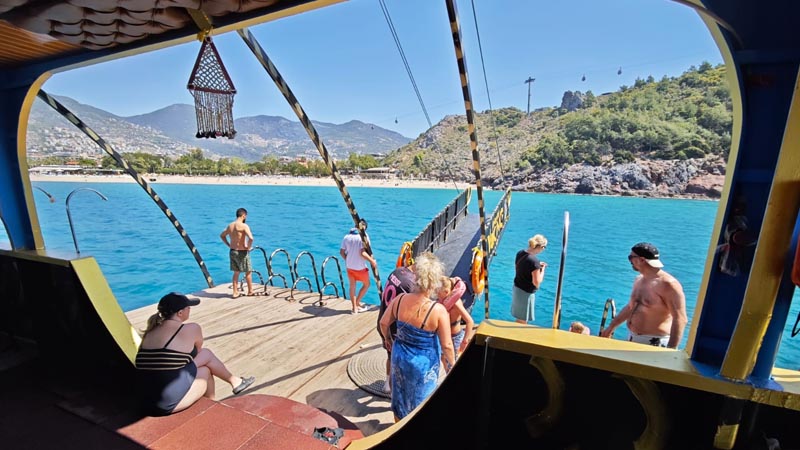 alanya boat swimming
