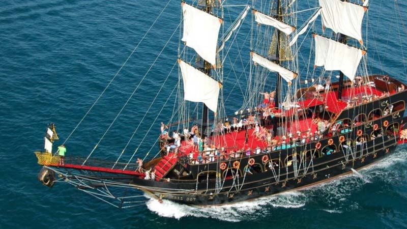 rainbow pirate boat alanya